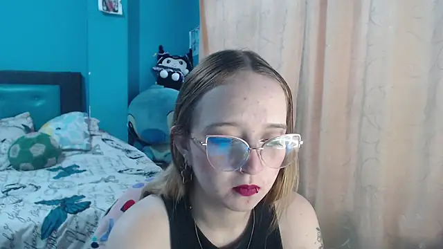 Liaroberts1 online show from March 13, 2025, 11:51 am