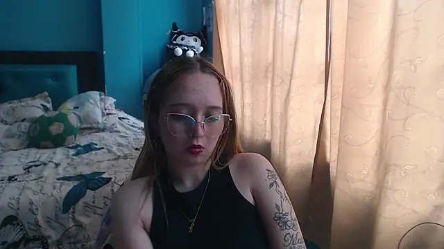 Liaroberts1 online show from March 13, 2025, 6:01 pm