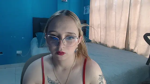 Liaroberts1 online show from October 28, 2025, 11:58 am