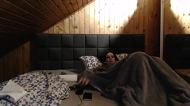 BoeseMoni1998 online show from February 18, 2025, 6:58 pm