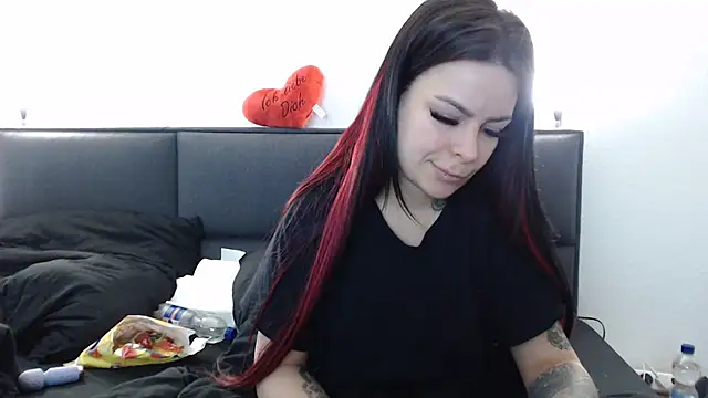 BoeseMoni1998 online show from May 4, 2026, 5:03 am