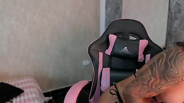 Cleopatra Fit online show from February 3, 2025, 3:06 pm