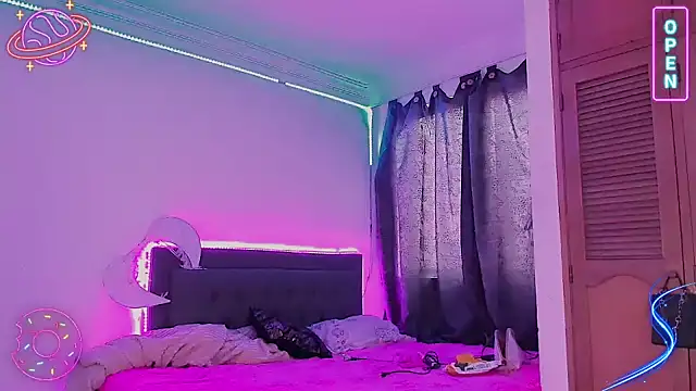 LittleEmmaa online show from December 1, 2024, 4:29 pm