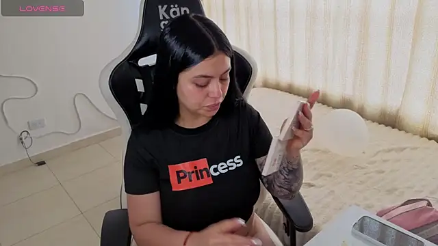 Victoryyy  online show from April 17, 2026, 5:49 pm