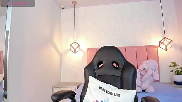 SUNNYCYRUS online show from February 12, 2025, 12:33 pm