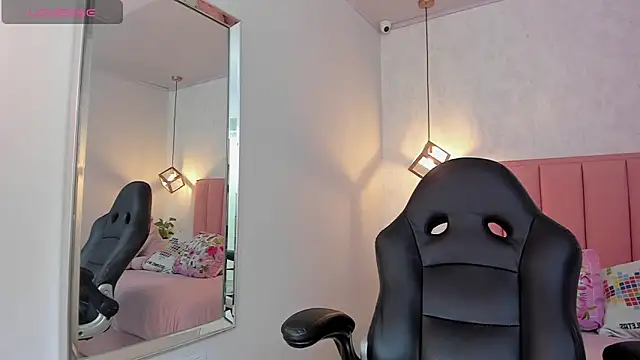 SUNNYCYRUS online show from March 5, 2025, 7:38 pm