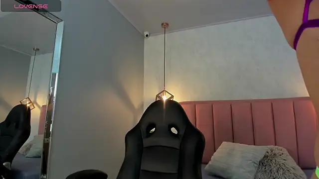 SUNNYCYRUS online show from September 18, 2025, 12:29 pm