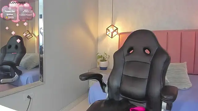 SUNNYCYRUS online show from October 18, 2025, 12:28 pm