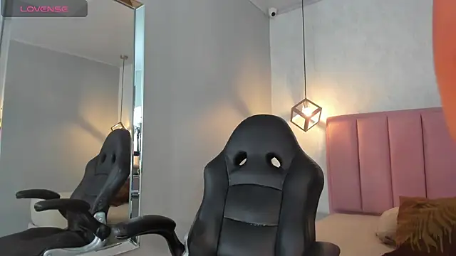 SUNNYCYRUS online show from April 20, 2026, 12:52 pm