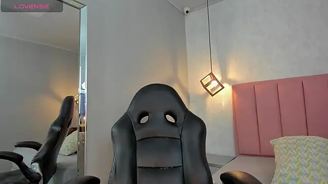 SUNNYCYRUS online show from April 22, 2026, 12:50 pm