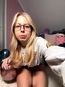 Livewithlucy online show from September 18, 2025, 9:33 am