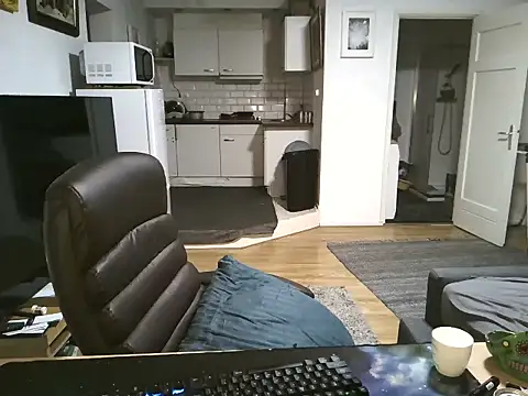 Snapshot of mihaimichael chatting on September 20, 2025, 4:02 am mihaimichael online show from September 20, 2025, 4:02 am