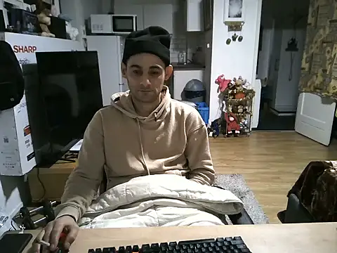 Snapshot of mihaimichael chatting on November 18, 2025, 1:22 am mihaimichael online show from November 18, 2025, 1:22 am