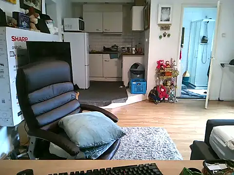 Snapshot of mihaimichael chatting on November 24, 2025, 12:16 pm mihaimichael online show from November 24, 2025, 12:16 pm