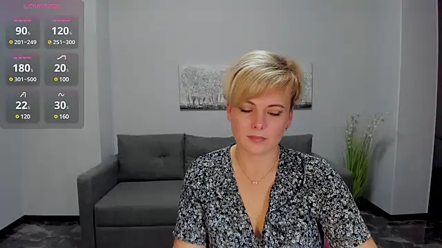 Julia Wilsone online show from December 7, 2024, 9:39 am