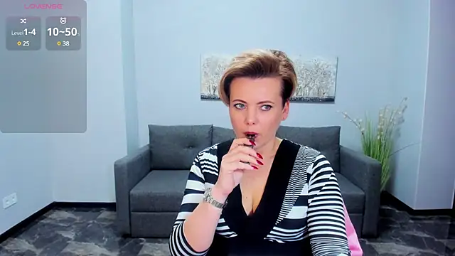 Julia Wilsone online show from February 7, 2025, 12:39 pm