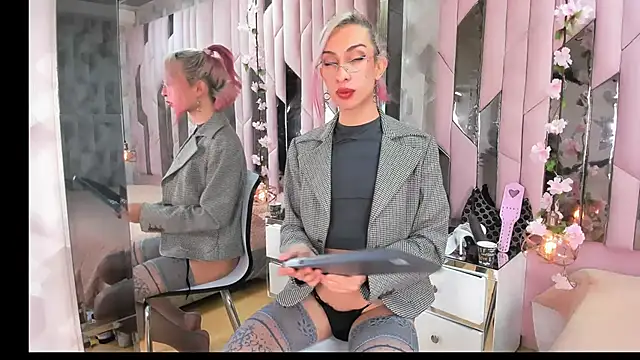 MadisonWood01 online show from January 23, 2025, 1:56 pm