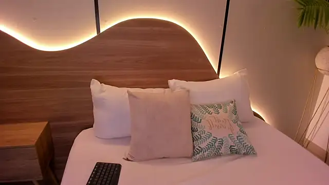 nicky peyton online show from December 20, 2025, 2:40 am