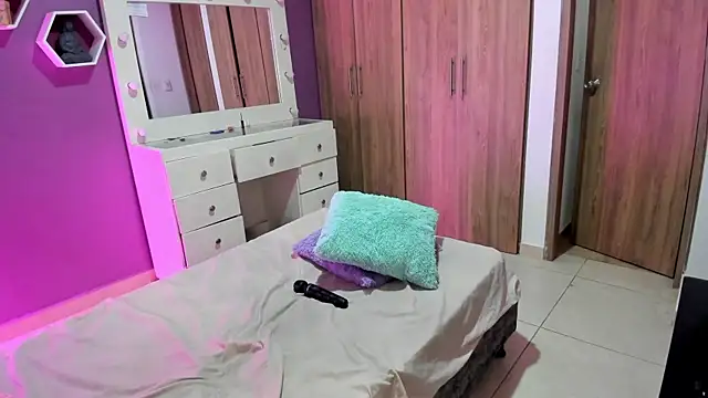 Medelynevans1 online show from October 16, 2025, 9:49 pm