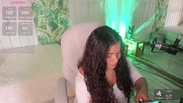 Snapshot of loly_marce chatting on April 24, 2026, 8:33 pm loly marce online show from April 24, 2026, 8:33 pm