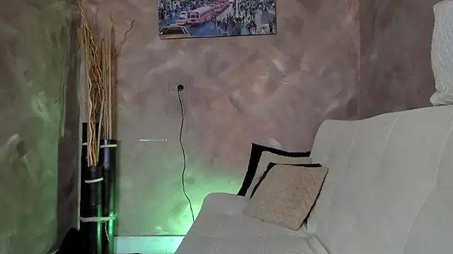 emma-hiill online show from March 18, 2025, 3:31 pm