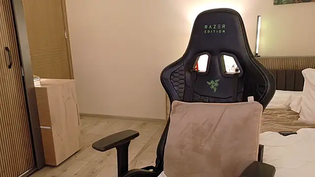 joycesilver online show from September 26, 2025, 8:07 am