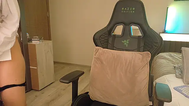 joycesilver online show from December 4, 2025, 9:29 am