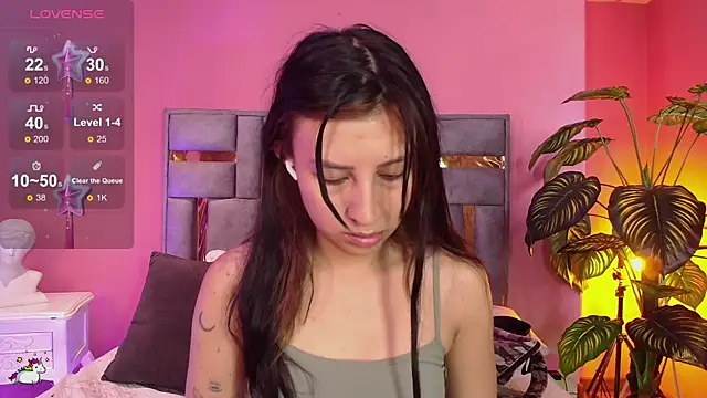 Nicolette ks  online show from December 3, 2024, 1:32 pm