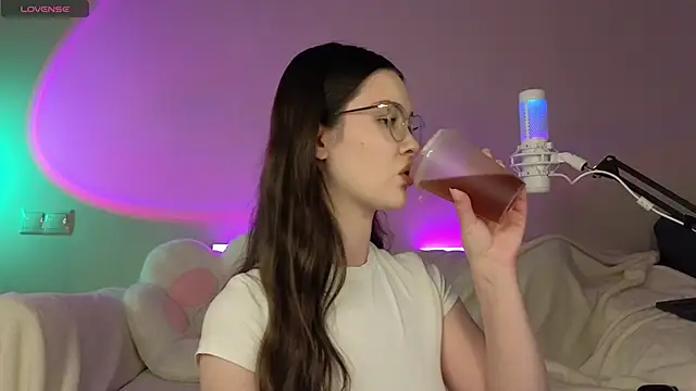 AokiAnna online show from October 8, 2025, 6:22 am