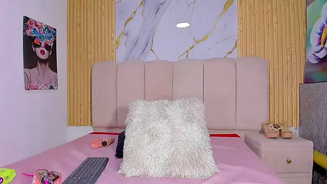 EmmyCruzZ online show from March 11, 2025, 10:53 pm