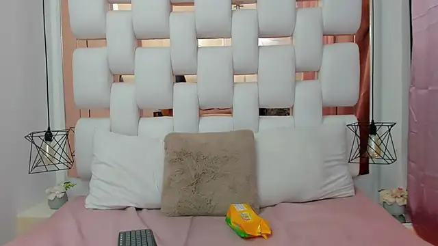 EmmyCruzZ online show from September 16, 2025, 7:04 pm