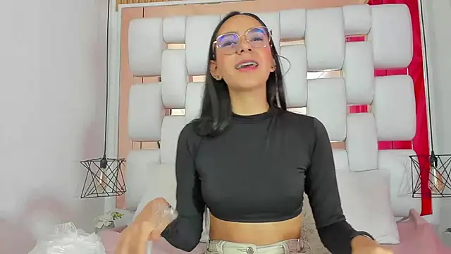 EmmyCruzZ online show from September 19, 2025, 7:03 pm