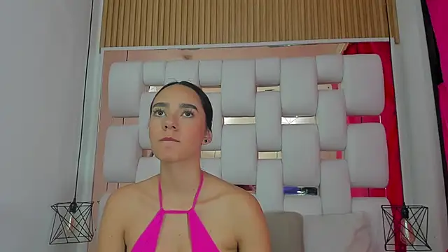 EmmyCruzZ online show from September 22, 2025, 7:05 pm