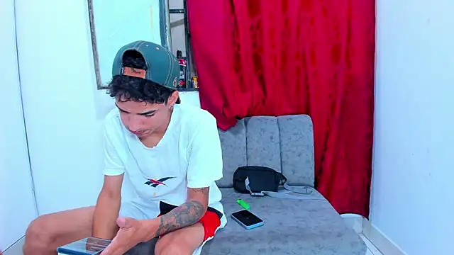 Snapshot of My-Beautifull-Couple chatting on December 29, 2024, 8:26 pm My-Beautifull-Couple online show from December 29, 2024, 8:26 pm