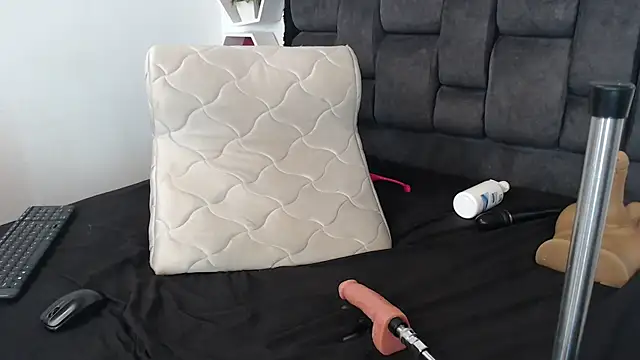 Emma Evelyn online show from March 19, 2025, 3:40 pm