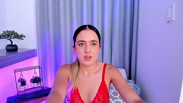 Lucyortiz  online show from January 8, 2025, 8:18 pm