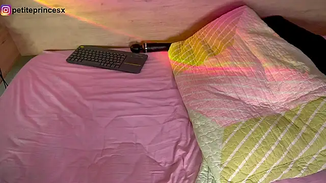 petitevictoria online show from February 6, 2025, 5:35 am