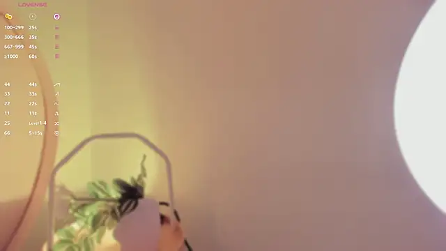 katiepeach  online show from October 6, 2025, 11:51 am