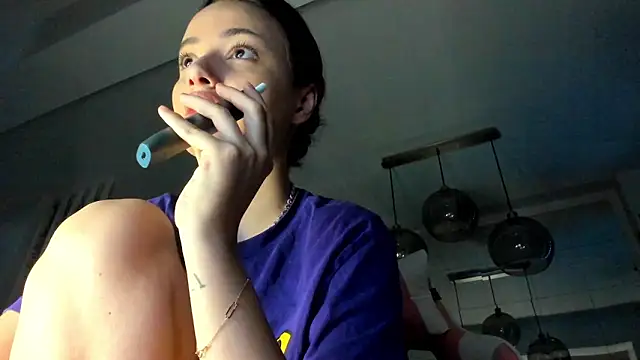 IreneVON online show from October 19, 2025, 4:46 am