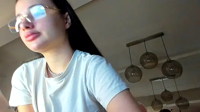 IreneVON online show from December 3, 2025, 4:09 am