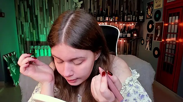 FioraMarmoris online show from April 15, 2026, 6:09 am