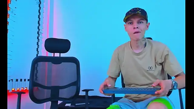 HOT boy2025 online show from November 20, 2025, 3:18 am