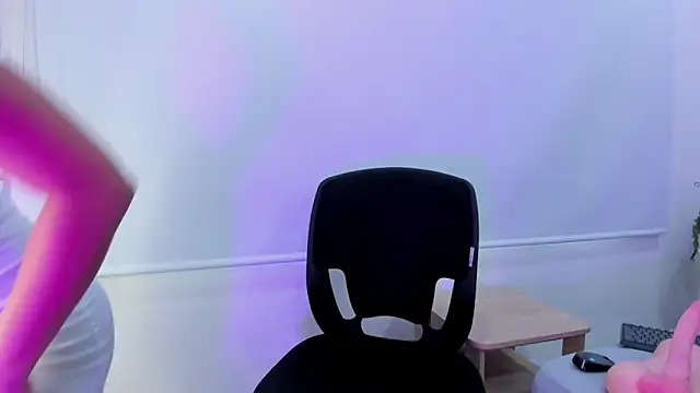 Dapnne  online show from December 28, 2024, 8:15 pm