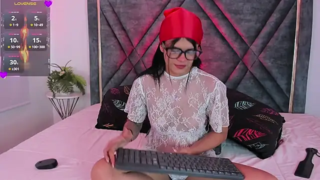 Dapnne  online show from February 6, 2025, 8:34 pm