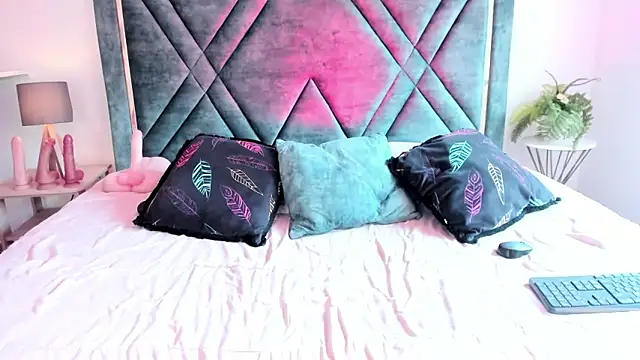 Dapnne  online show from February 9, 2025, 2:50 pm