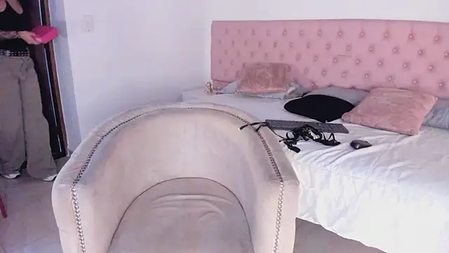 Dapnne  online show from November 15, 2025, 11:29 am