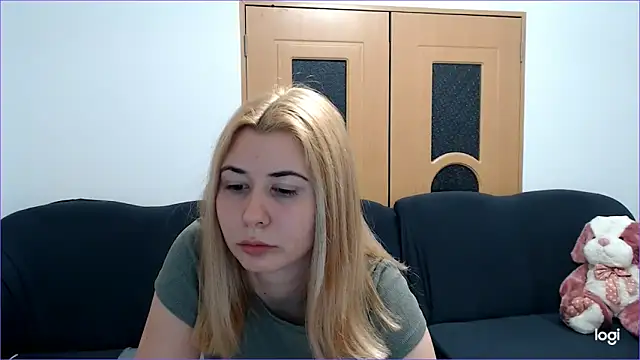 VioletaFlower7 online show from February 9, 2025, 6:16 pm