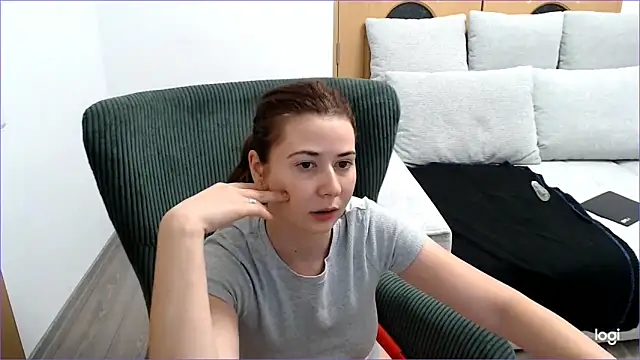 VioletaFlower7 online show from September 14, 2025, 8:08 pm