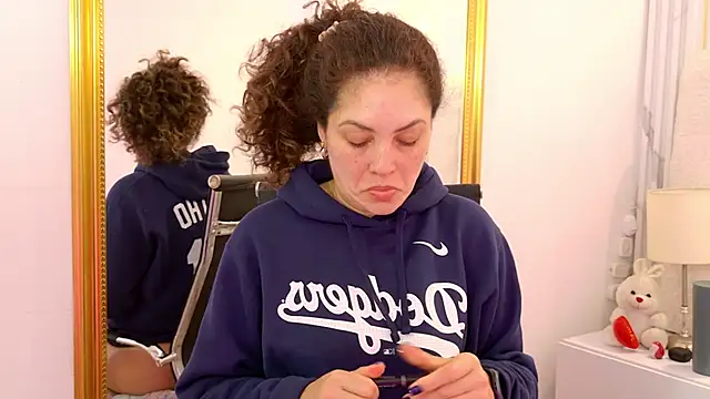 Juliabadlee online show from November 13, 2025, 8:41 pm