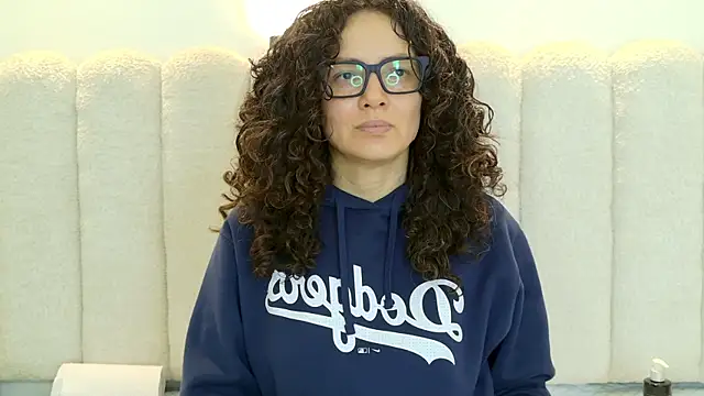 Juliabadlee online show from March 26, 2026, 11:21 pm